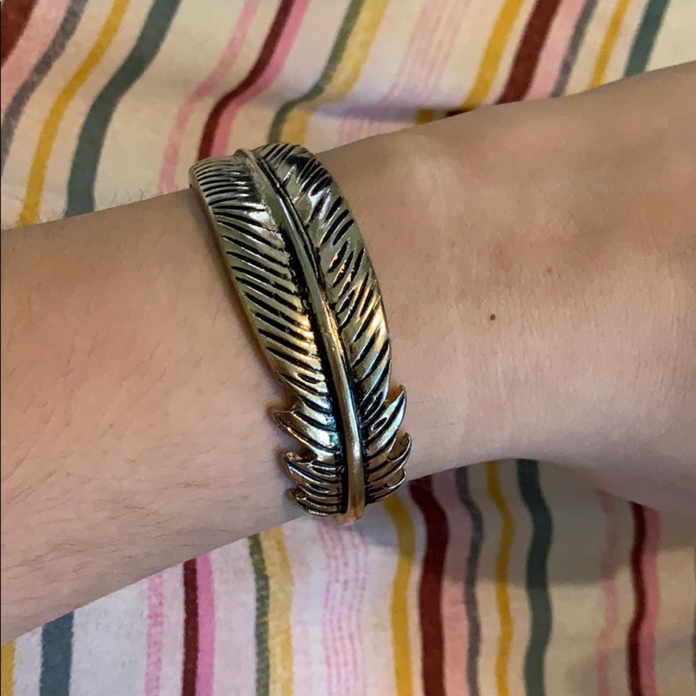 Gold feather bangle - Picture 2 of 3